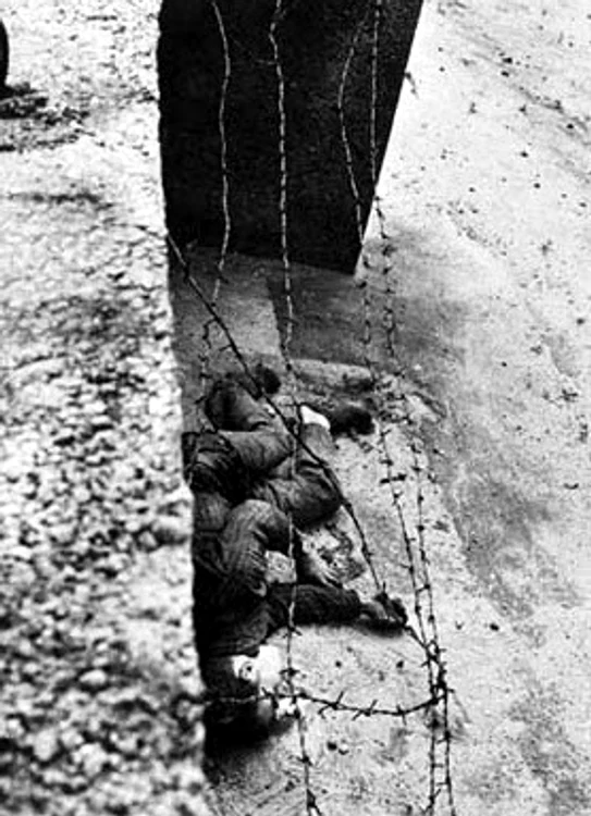 Body of Peter Fechter lying next to Berlin Wall 1 jpg jpeg