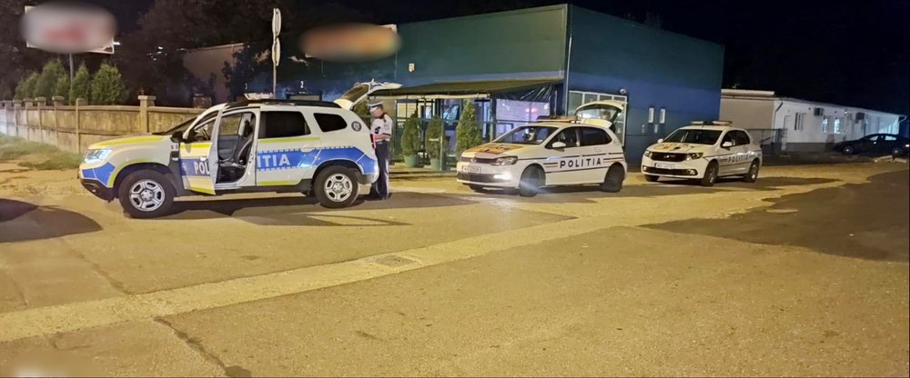 90 de mașini vandalizate în parcare, într-un cartier din Baia Mare. Indivizii surprinși de camere nu au fost prinși 