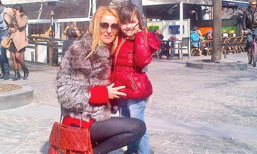 “Prinţul“ face pe  bucătarul pentru  Denisa şi Rania (Fotografii: arhiva personală) jpeg