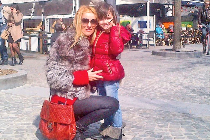 “Prinţul“ face pe  bucătarul pentru  Denisa şi Rania (Fotografii: arhiva personală)