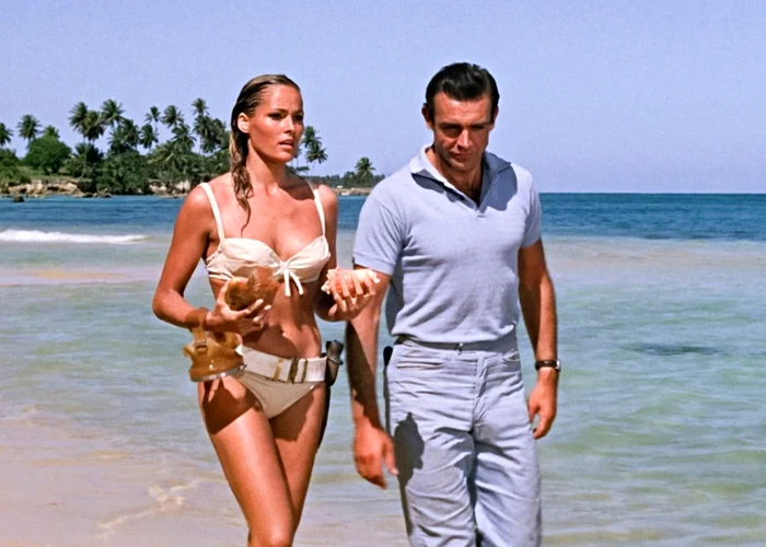 Ursula Andress şi Sean Connery, în primul film din seria James Bond FOTO Profimedia