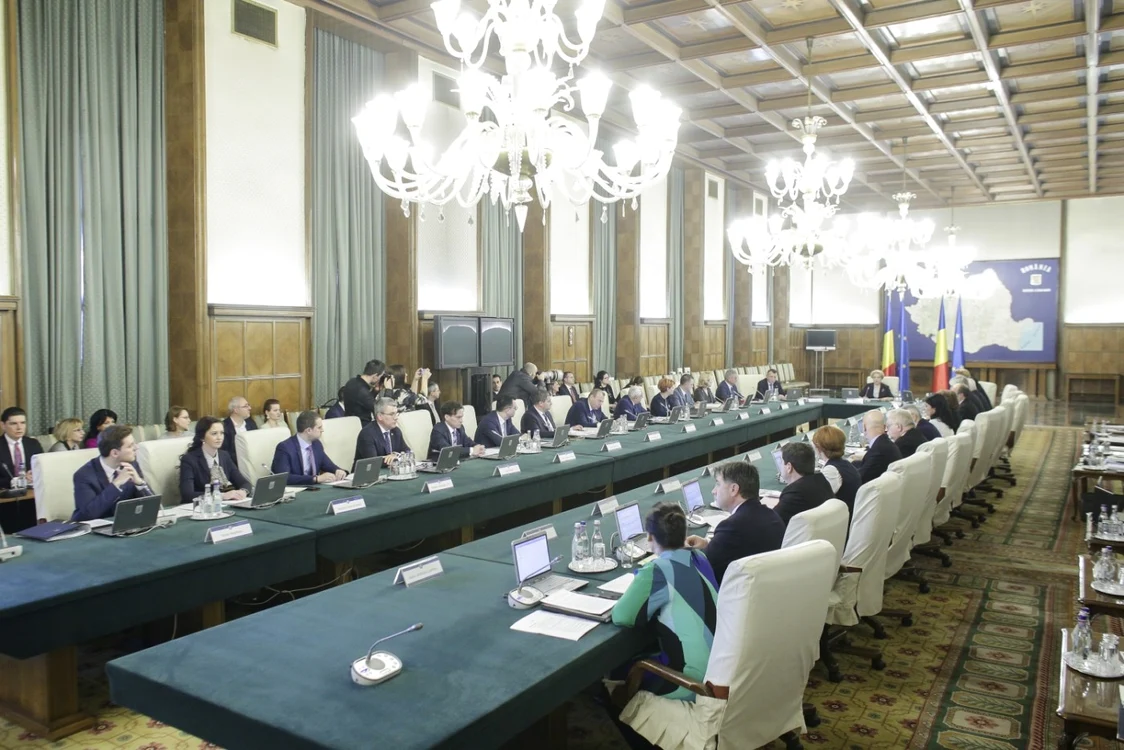 uncţionarii publici dau în judecată Executivul pe Legea salarizării
şi transferul contribuţiilor.FOTO: Inquam Photos / Octav Ganea