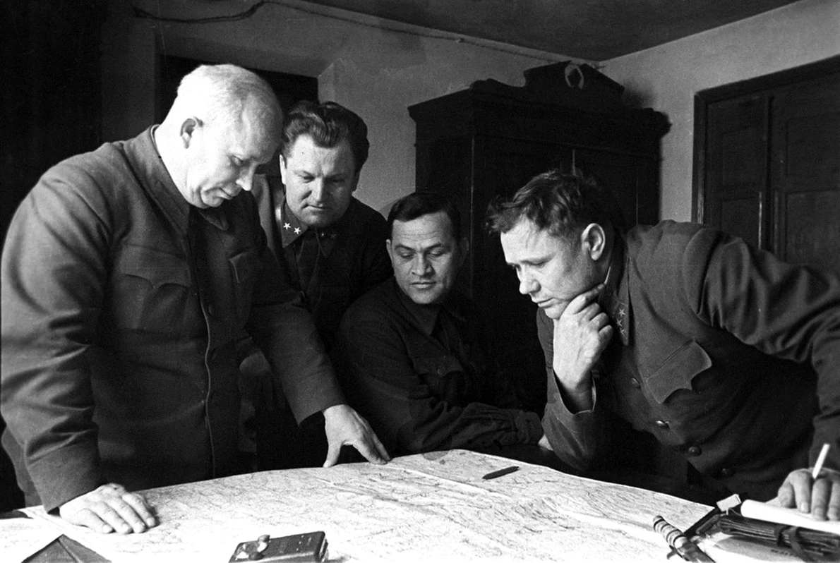 Generalul Eremenko (dreapta) și Nikita Hrușciov (stânga), decembrie 1942 (© Oleg Knorring / Commons: RIA Novosti)