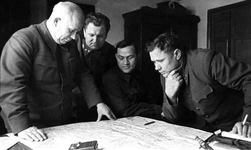Generalul Eremenko (dreapta) și Nikita Hrușciov (stânga), decembrie 1942 (© Oleg Knorring / Commons: RIA Novosti)