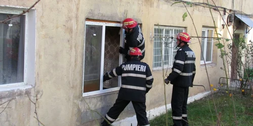 Pompierii reşiţeni au intervenit pe strada Albăstrelelor
