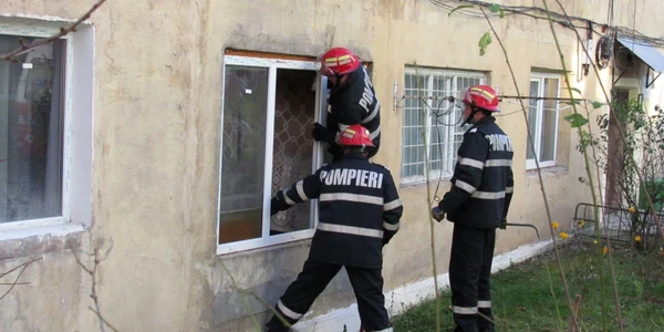 Pompierii reşiţeni au intervenit pe strada Albăstrelelor
