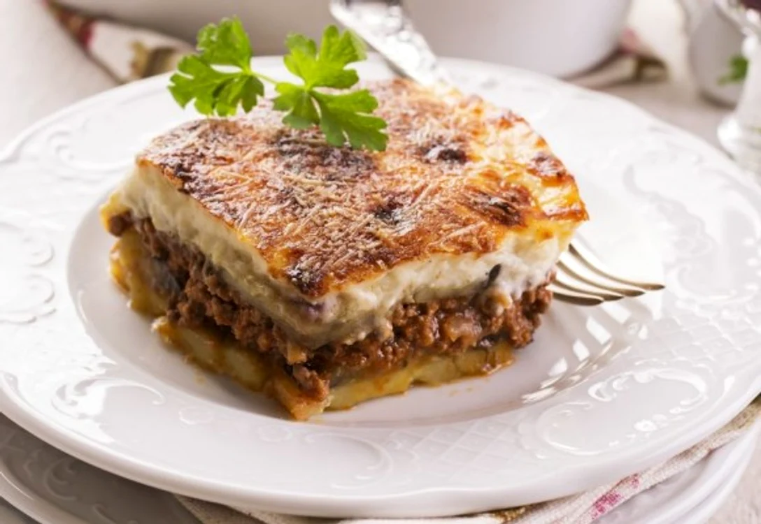 
    De carne, de peste, cu cartofi sau vinete, musacaua este mereu un deliciu.clickpoftabuna.ro  