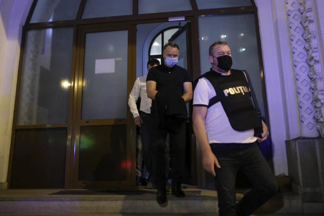 Laurenţiu Barangă (centru) în momentul reţinerii. Imagine: Inquam Photos / Octav Ganea