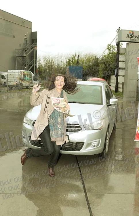
    Cristina Zamfira  (18 ani) a sărit în  sus de bucurie când  şi-a văzut premiul (Fotografii: Roberto Sălceanu)  