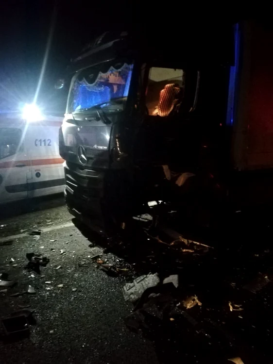 Accident grav pe Valea Oltului la Boiţa - Sibiu pe DN 7 în care au fost implicate o cisternă un camion şi un autoturism Foto SAJ Sibiu