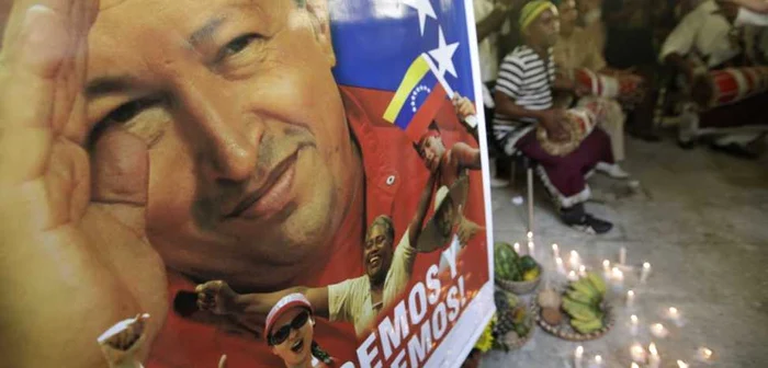 Afiş cu preşedintele venezuelan Hugo
Chavez, în timpul unei ceremonii afro-cubaneze, în care oamenii
din Havana s-au rugat pentru recuperarea lui FOTO Reuters