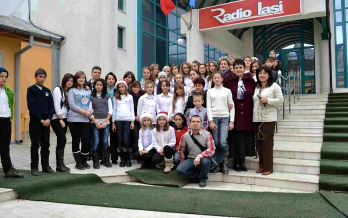 Elevii s-au fotografiat în faţa sediului Radio Iaşi