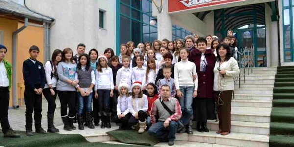 Elevii s-au fotografiat în faţa sediului Radio Iaşi