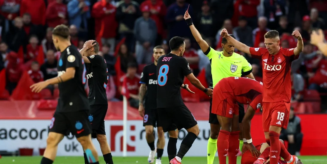 Roș-albaștrii, consternați de decizia arbitrului olandez. Foto Getty images