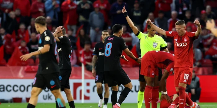 Roș-albaștrii, consternați de decizia arbitrului olandez. Foto Getty images