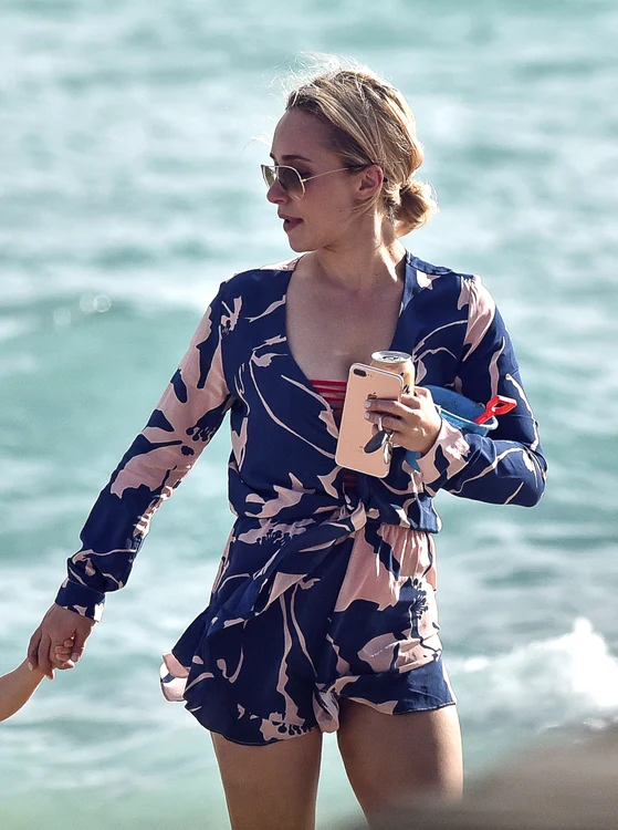 Exclusive    Premium: Hayden Panettiere Has Family Beach Day In Miami  **NO USE W/O PRIOR AGREEMENT   CALL FOR PRICING** jpeg