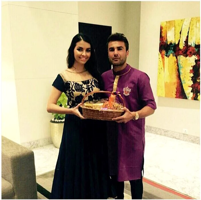 Mutu și Sandra, în haine tradiționale indiene