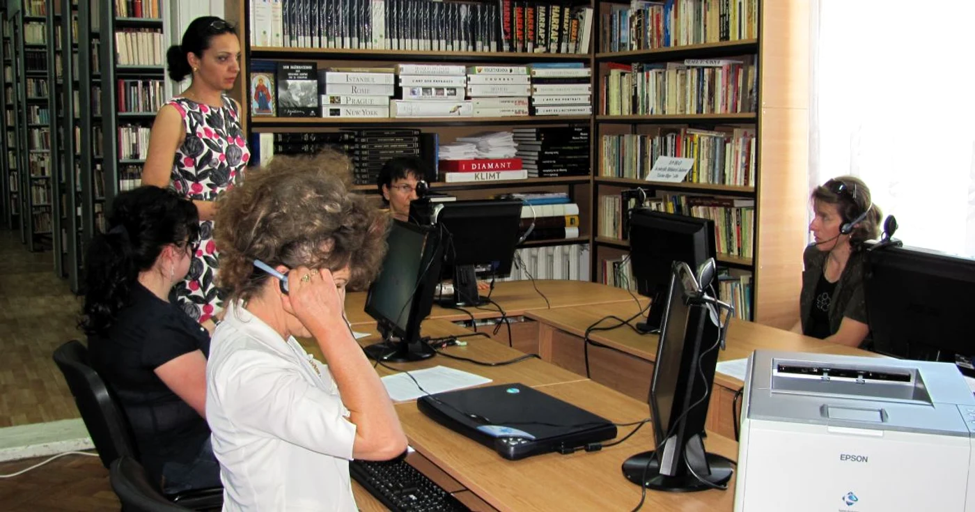 Bibliotecarii au testat cum funcţionează calculatoarele de la Biblioteca Judeţeană  „Lucian Blaga“