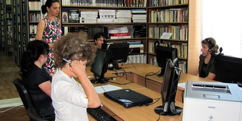 Bibliotecarii au testat cum funcţionează calculatoarele de la Biblioteca Judeţeană „Lucian Blaga“