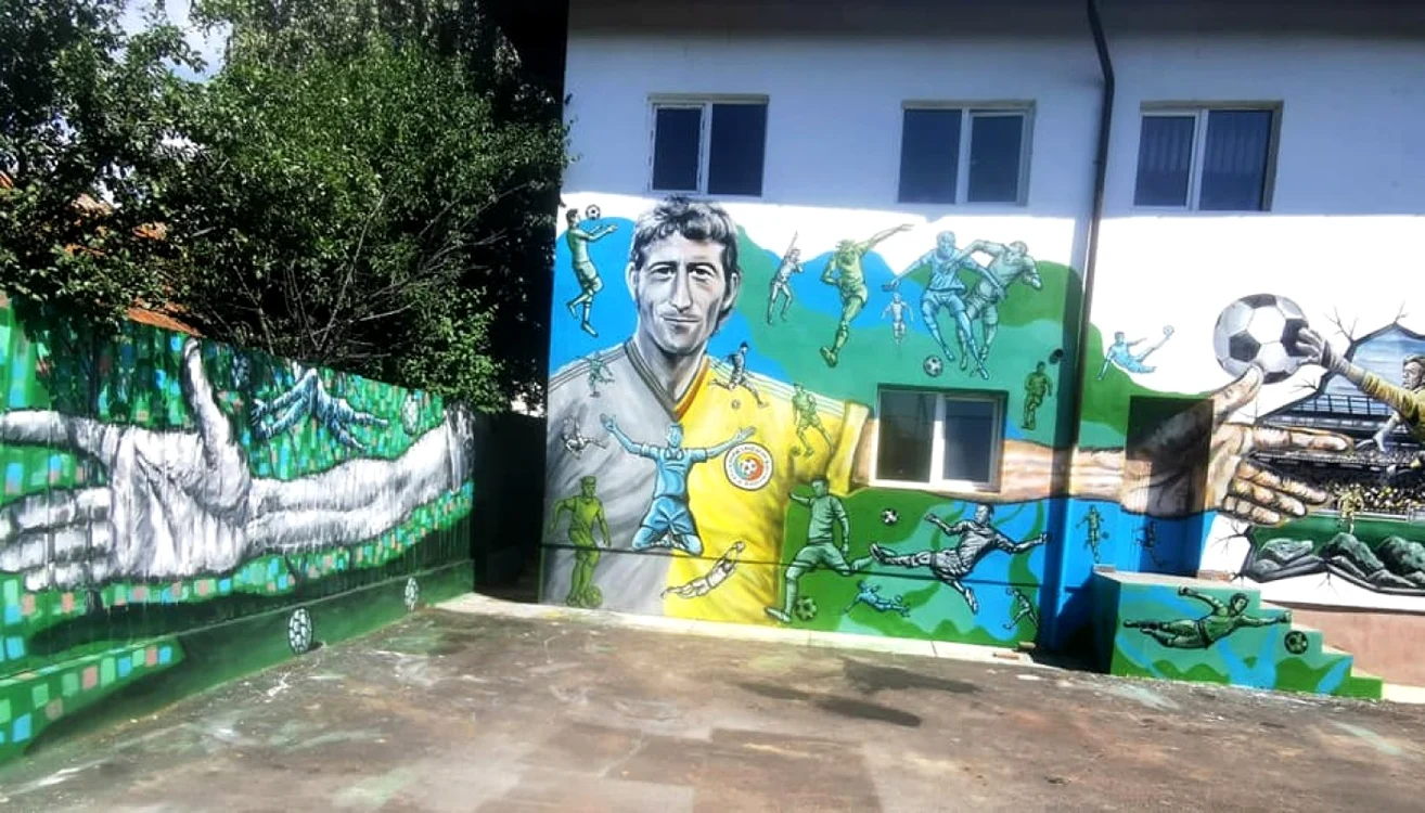 Portret de mari dimensiuni al legendei fotbalului românesc Nicolae Dobrin pe un hotel din Horezu - Vâlcea autor - Adrian Luţă Foto Arhiva personală