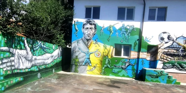 Portretul marelui Nicolae Dobrin pe un hotel din Horezu - Vâlcea autor - Adrian Luţă Foto Arhiva personală
