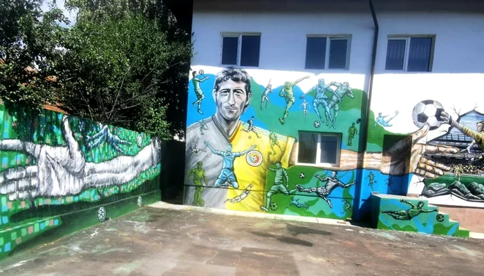 Portret de mari dimensiuni al legendei fotbalului românesc Nicolae Dobrin pe un hotel din Horezu - Vâlcea autor - Adrian Luţă Foto Arhiva personală