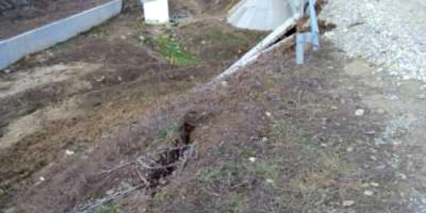 Podul din Mâineşti a fost distrus de alunecările de teren