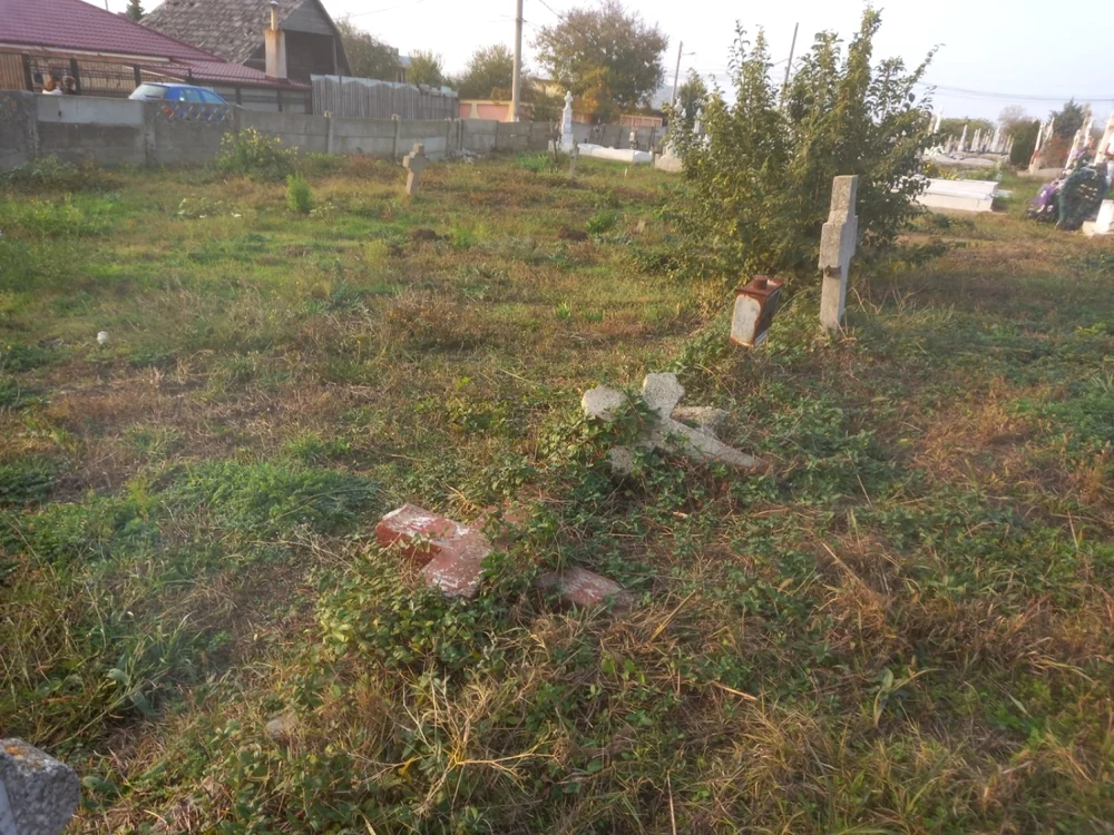 Crucile căzute la pământ FOTOGRAFII Mariana Iancu