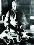 Pablo Picasso, decorând piese din ceramică în atelierul din Vallauris (© Getty Images)