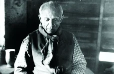 Pablo Picasso, decorând piese din ceramică în atelierul din Vallauris (© Getty Images)