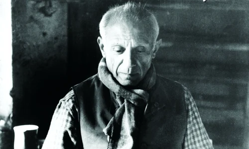 Pablo Picasso, decorând piese din ceramică în atelierul din Vallauris (© Getty Images)