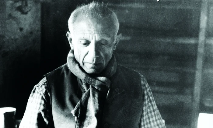 Pablo Picasso, decorând piese din ceramică în atelierul din Vallauris (© Getty Images)