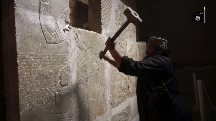 Un militant SI distrugând o placă antică din Nimrud, în 2015 FOTO AP