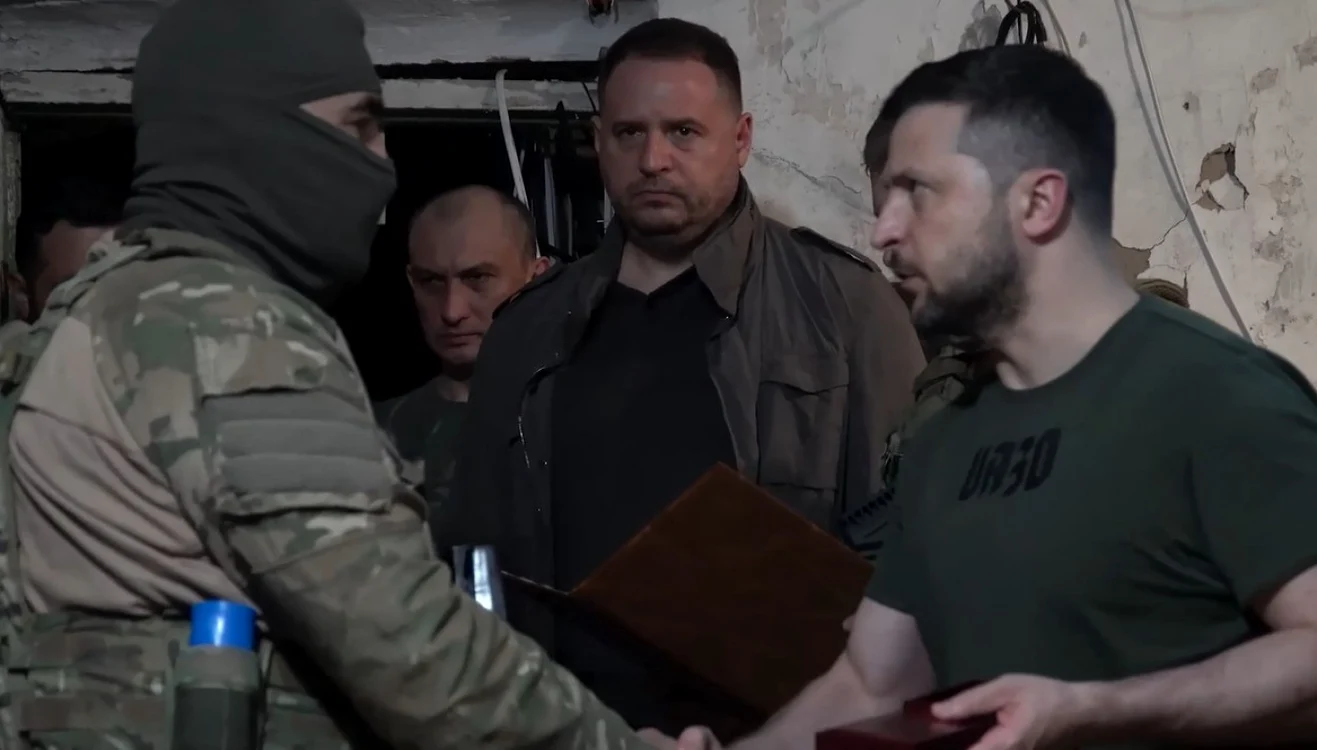 Zelenski (primul din dreapta) într-o vizită pe front FOTO Profimedia