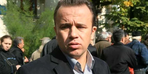 Ministrul interimar  Liviu Pop intenţionează  să schimbe inspectorii din  30 de judeţe