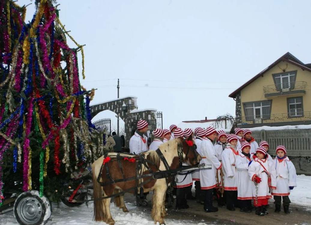 Colindatul este una dintre tradiţiile specifice Sărbătorilor de iarnă. (Foto: Lucian Muntean)