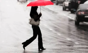 femeie strada ploaie umbrela shutterstock 28033450 jpeg