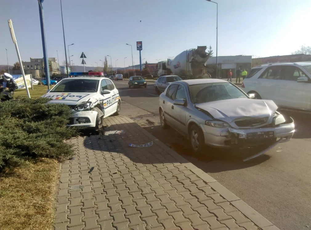 Autospeciala Poliţiei a fost lovită de un tânăr care intenţiona să intre în benzinărie