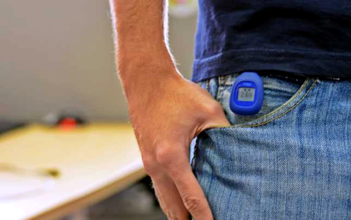 Fitbit Zip se agaţă de buzunar şi îşi face singur treaba. FOTO Răzvan Băltăreţu/Adevărul
