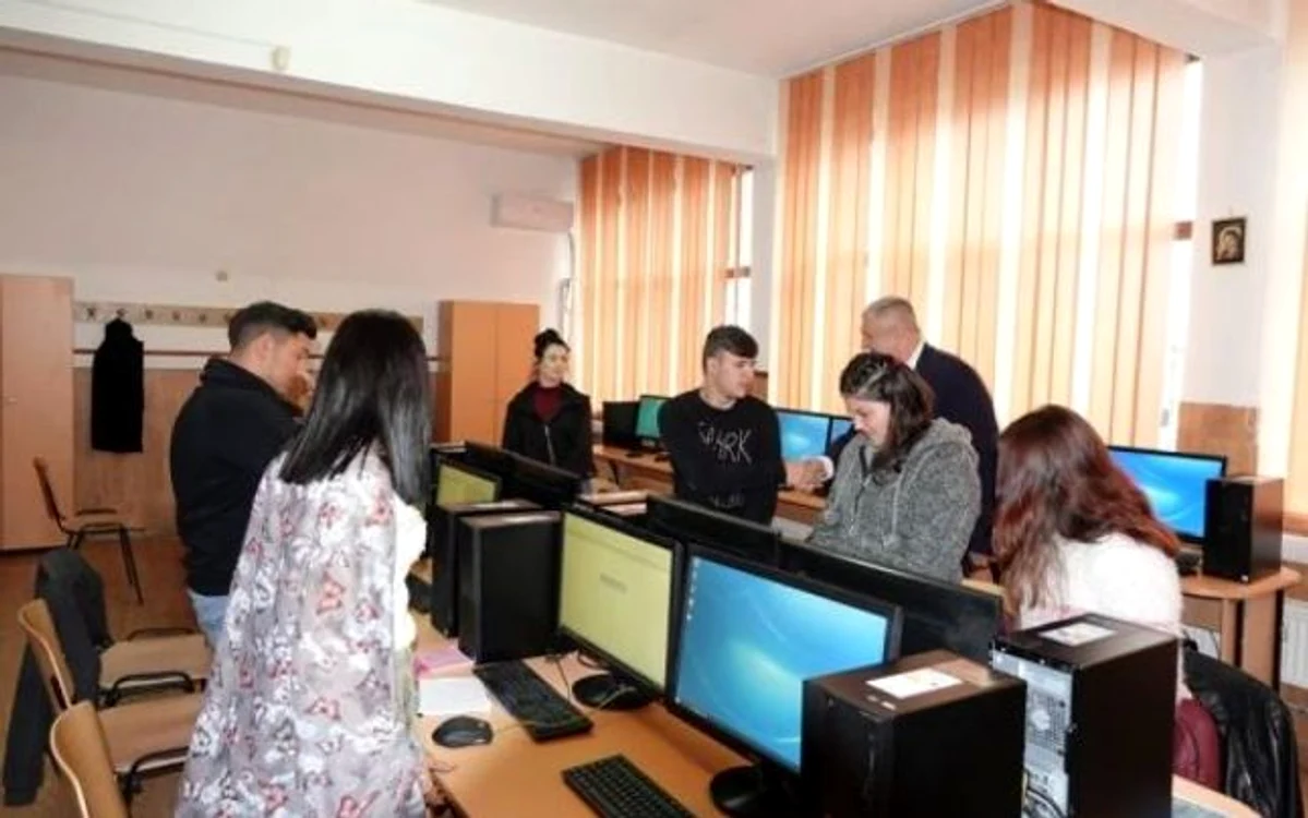 Există voci care susâin că şcoala de la noi a rămas cu aceleaşi materii şi programe ce pregătesc elevii pentru un alt secol, nefiind utilă nevoilor actuale, unde tehnologia informaţiei a schimbat multe din meseriile trecutului.