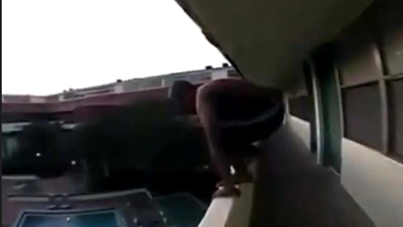 
    A sărit în piscină de pe balconul hotelului  