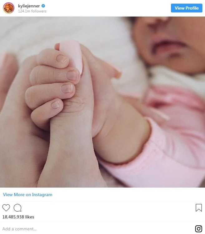 Fotografia cu micuţa Stormi, născută în februarie 2018, a strâns peste 18 milioane de aprecieri 