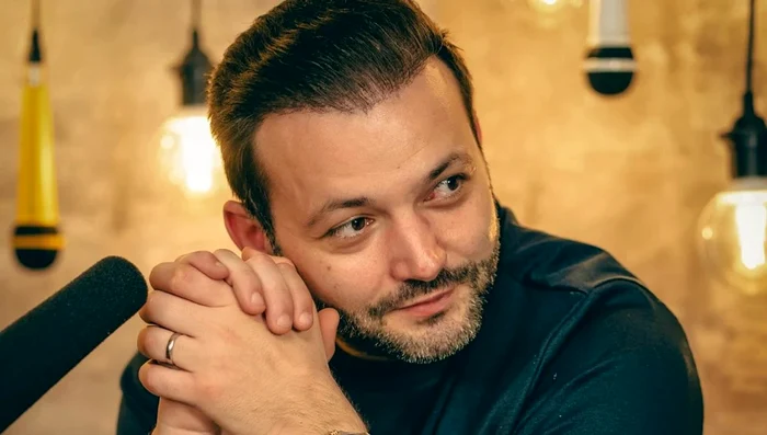 Mihai Morar urmărește serialul „El și ea” pe Netflix