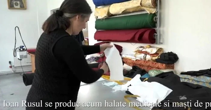 Atelierul va produce măşti şi halate medicale                                   Captură video