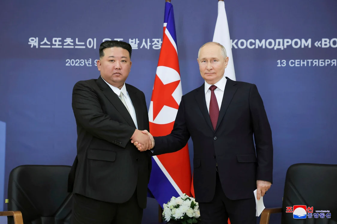 Kim Jong Un și Vladimir Putin strâng mâna
