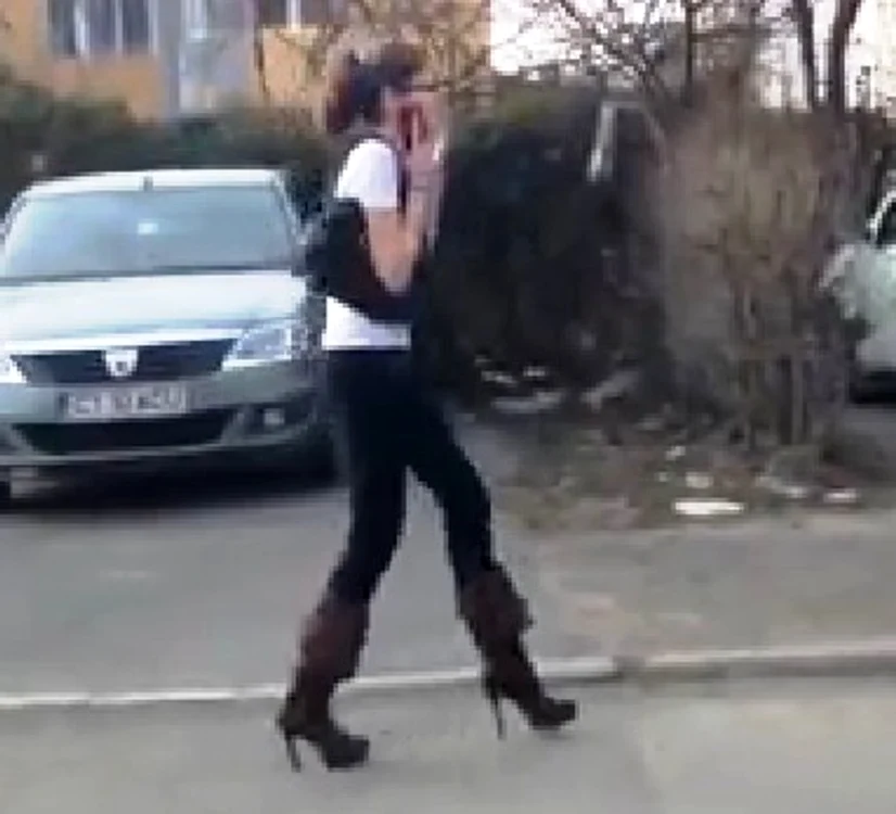 
    Domnișoara s-a încăpățânat să meargă chinuită pe tocurile foarte mariFoto: Captură video  