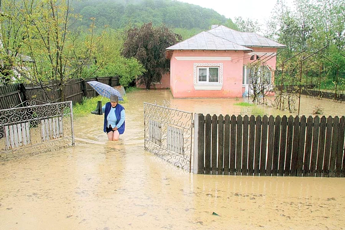 piaţa constituţiei  Trecătorii au “înotat“ în zloată