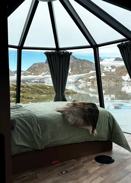 Are pereți de sticlă pentru a admira stelele și aurora boreală (Foto: Airbnb)