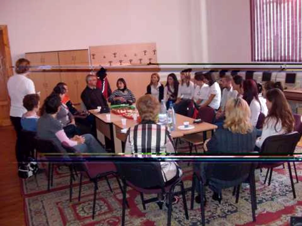 Elevii au adresat întrebări invitaţilor