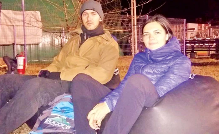 
    Tinerii  s-au îmbrăcat cât mai gros  